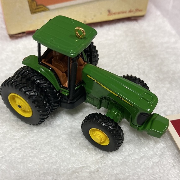 Hallmark 2003 Christmas John Deere model 8420 tractor ornament - Picture 2 of 8